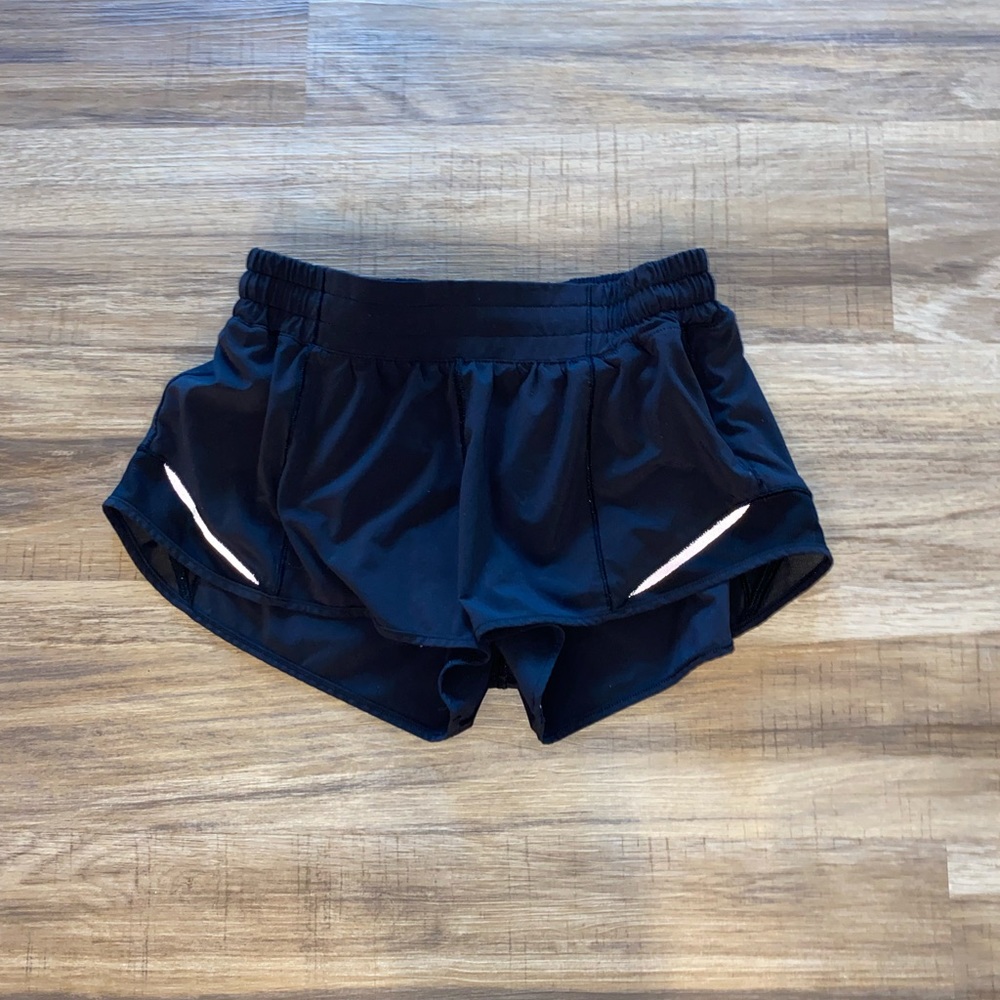 lululemon black hotty hot shorts 2.5” size 6